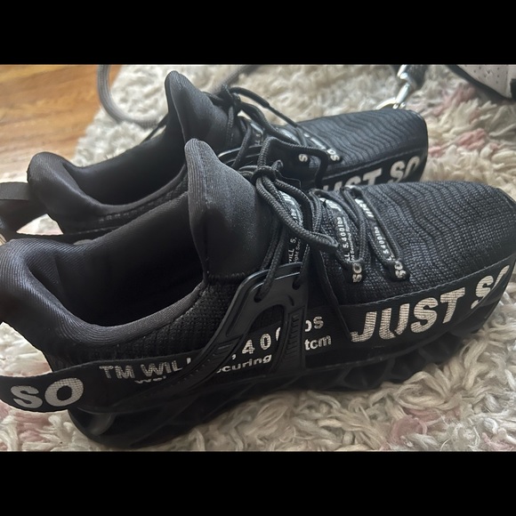 Just so so Nike shoes - Picture 3 of 4